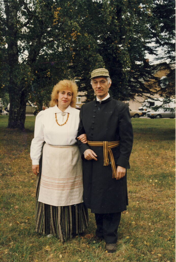 Tādi viņi satikās, ar cerībām skatoties nākotnē, astoņdesmito gadu beigās – valcēniete Mārīte Magone un tukumnieks Raimonds Reinholds.
Autors: Foto: No personīgā arhīva