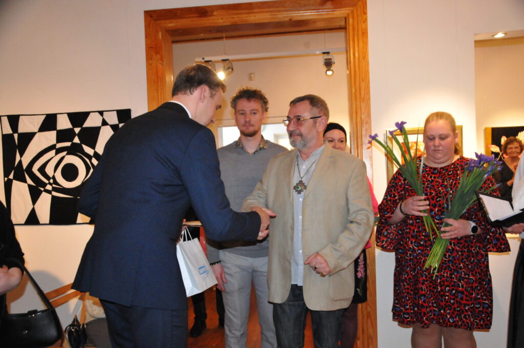 Pēdējos gados mākslas cienītājus ar profesionāliem un uzrunājošiem darbiem pārsteidz mākslinieku grupa “Pazarh”. Muzeja direktors Reinis Kulbergs sveic māksliniekus.