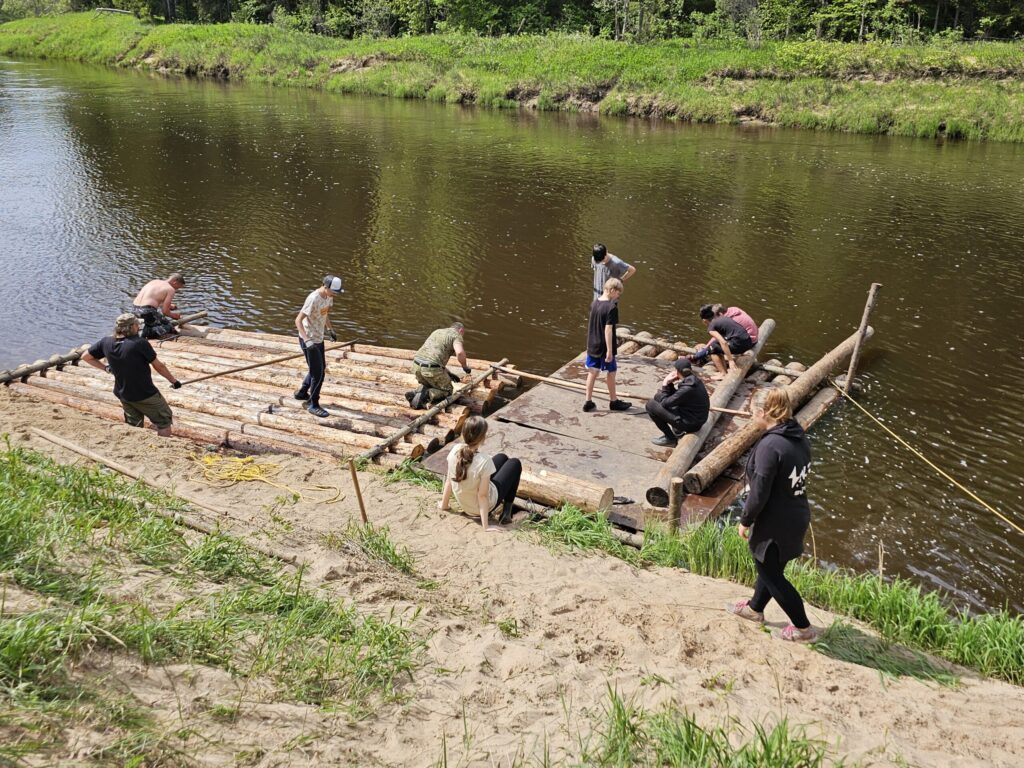 Latvieši saka, ka mūsu nākotne ir jaunatne. To apgalvo arī Strenču plostnieki – šī senā aroda zinātāji – Jānis Vāvere (otrajā rindā no kreisās), Gaujas plosta kapteinis Romāns Polītis un Mārtiņš Gaigals.