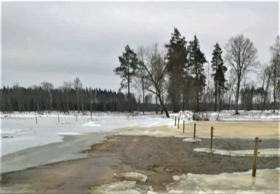 Janvāra sākumā arī 'Vekšu' māju saimnieki novēroja piebraucamā ceļa applūšanu, taču ūdens salīdzinoši ātri pazudis.