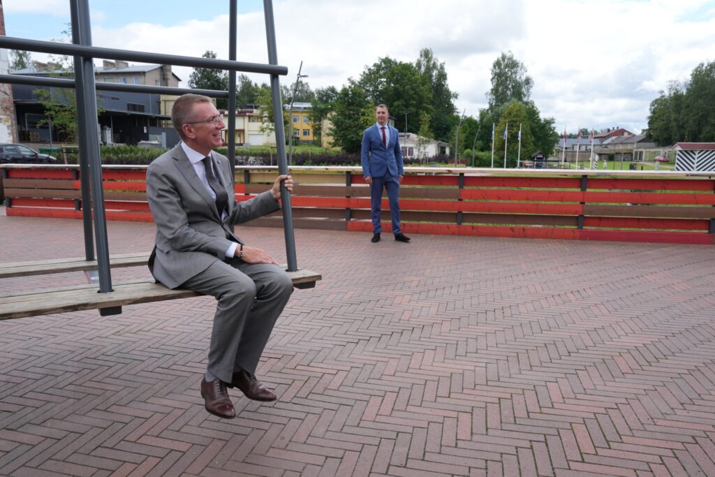 “Apmeklējot Valkas un Valgas kopīgo centru, centos nepārkāpt Latvijas – Igaunijas robežu, lai nenonāktu kādās nepatikšanās,” smaidot jokoja Valsts prezidents Edgars Rinkēvičs. Prezidents pārliecinājās, ka, šūpojoties īpašajās šūpolēs, vienlaicīgi var atrasties gan Igaunijā, gan Latvijā.
Autors: FOTO: ILMĀRS ZNOTIŅŠ, VALSTS PREZIDENTA KANCELEJA