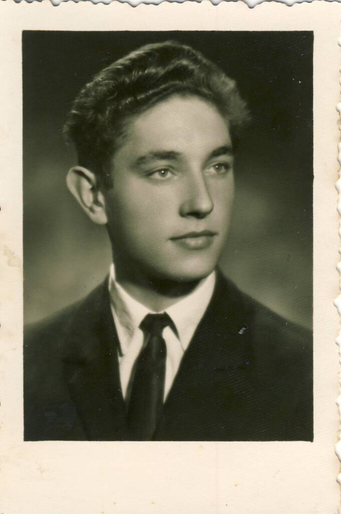 Aplūkojot šo daiļā jaunā cilvēka fotouzņēmumu, daudzi neatpazīst Raimondu jaunības gados, kad viņš mācījās Kultūras darbinieku tehnikumā Rīgā.
Autors: Foto: No personīgā arhīva