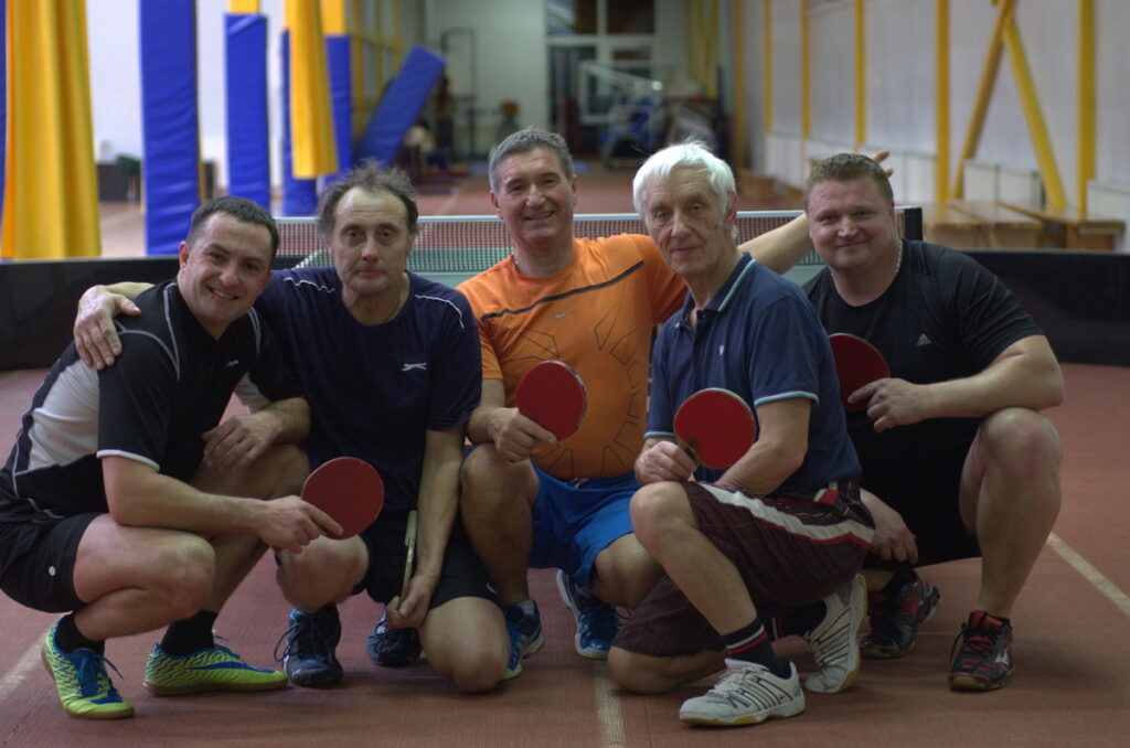 Pirms pandēmijas Raimonds (otrais no labās) trīs reizes nedēļā devās uz Valgas sporta halli, lai ar tikpat sportiskiem vīriem uzspēlētu galda tenisu. Viņš cer atsākt treniņus.
Autors: Foto: No personīgā arhīva
