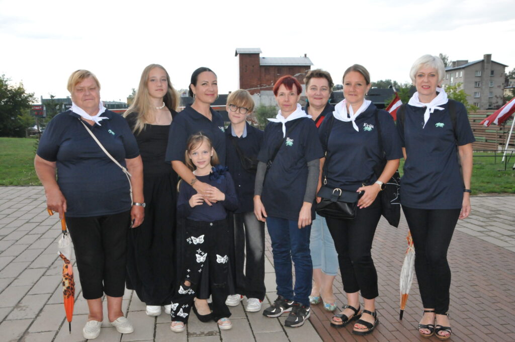 Arī Valkas pagasta saieta nama “Lugažu muiža” amatierteātris “Rūdis” bija parūpējies par īpašiem T krekliem ar uzrakstiem.