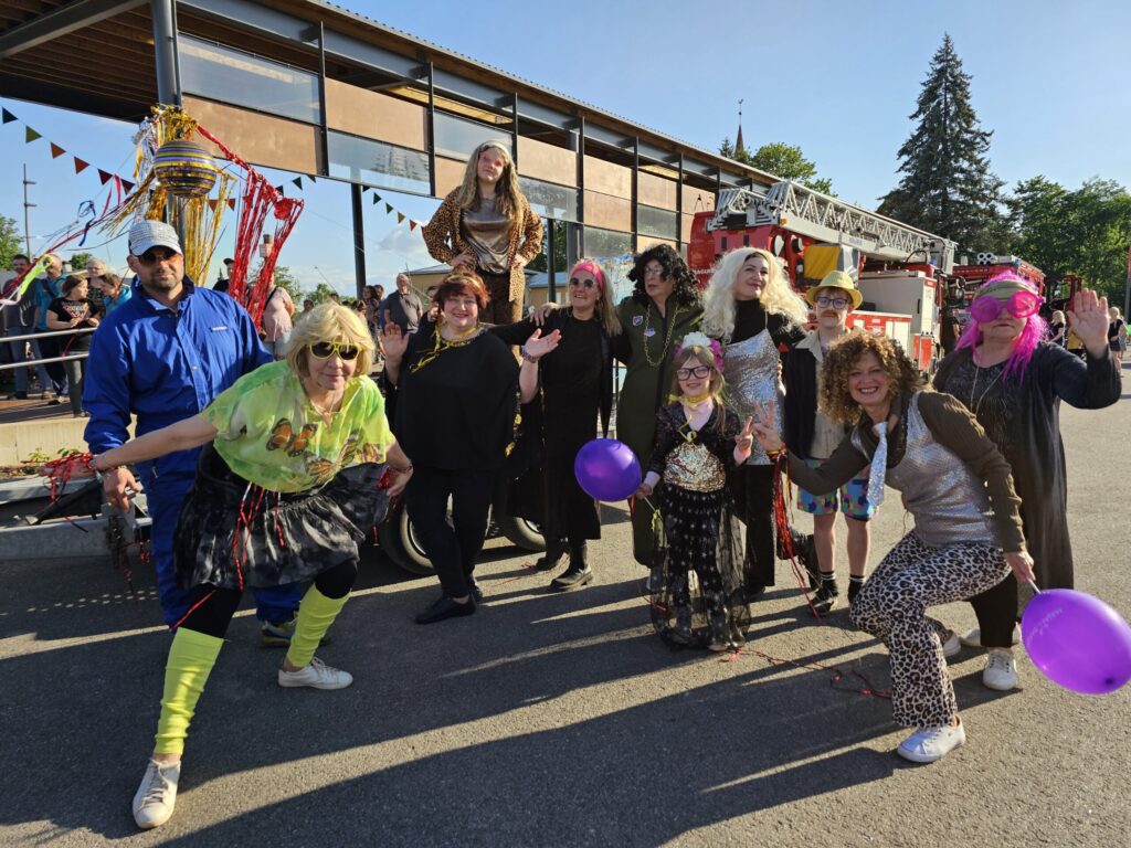 Gājienā īstu disko ballīti noorganizēja saieta nama “Lugažu muiža” amatierteātra “Rūdis” dalībnieki. 
Autors: FOTO: LĪGA ORLEANA