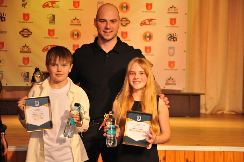 Florbola treneris Edgars Lazdiņš lepojas ar labāko florbolistu FK “Valka/BJSS” Arti Miku Ozoliņu un labāko florbolisti FK “Valka/BJSS” Madi Kārkliņu.
