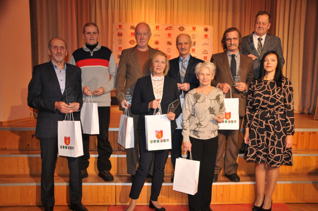 Valkas novada titula “Sporta laureāts 2024” ieguvēji – Andris Dainis (1. rindā no kreisās), Mudīte Gerke, Marina Bomiņa; 2. rindā no kreisās – Aldis Dainis, Agris Knope, Tālis Auniņš, Ēriks Jukāms un Māris Koops. Kopā ar laureātiem – novada pašvaldības priekšsēdētāja Gita Avote.