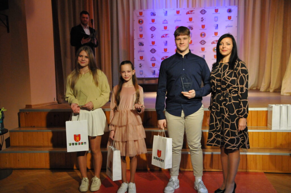 Valkas novada pašvaldības priekšsēdētāja Gita Avote pasniedza balvas Valkas novada 2024. gada sporta laureātiem jaunās paaudzes sportistiem – džudistei Lindai Konstantei (pirmā no kreisās), gaisa akrobātei pie stieņa Foklai Tiniakovai un florbolistam Patrikam Bērzupam.