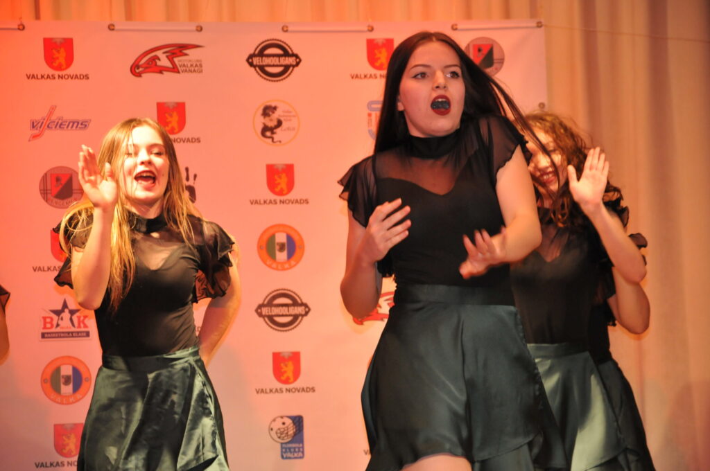 Pārliecinoši, sportiski un karsti! Šādas emocijas vienmēr sagādā deju grupas “CheerValka” karsējmeitenes.