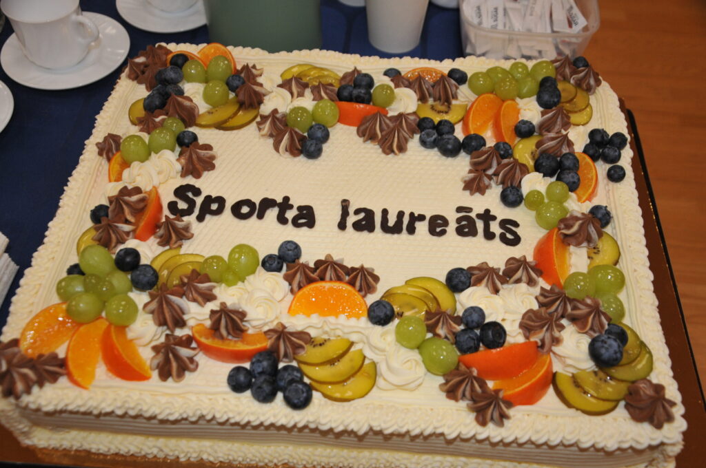 Sportistu saimei saldu pārsteigumu – lauku torti – bija sagādājusi sporta dzīves atbalstītāja, skriešanas seriāla “Optimists” ilggadējā tiesnese Ineta Koopa.