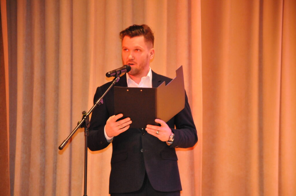 Ne tikai Ērģemes un Kārķu pagasta sporta organizators, bet arī asprātīgs pasākuma vadītājs – Mārcis Krams.