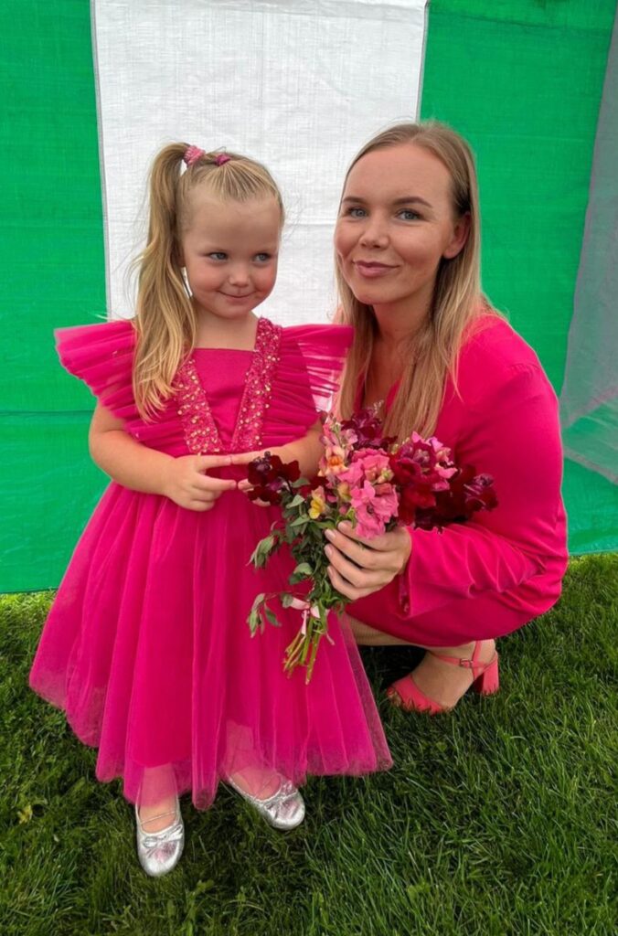 Valcēnietes Sabīnes Metus lielākais prieks un acuraugs ir viņas četrus gadus vecā meitiņa Romia. Viņai tapusi arī mammas pirmā orģināldziesma "Guli, mazo bērniņ". 
Autors: FOTO: NO PERSONĪGĀ ARHĪVA