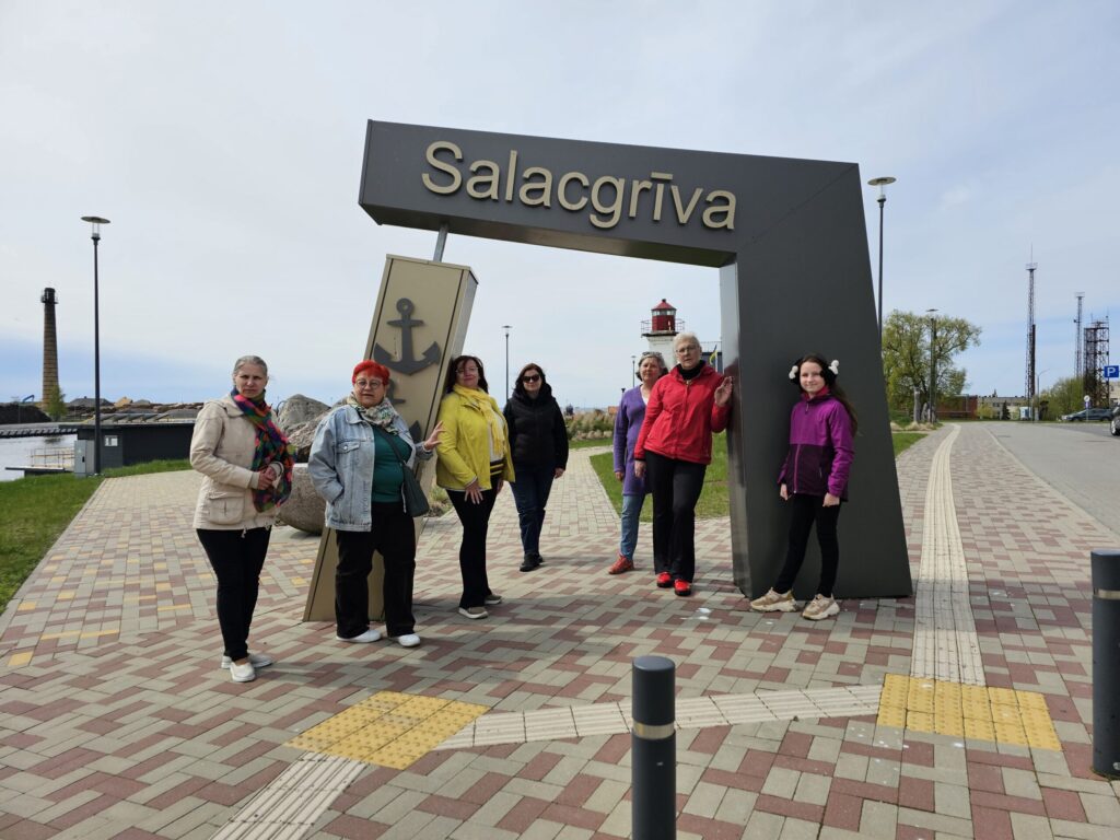 Apmeklējot Salacgrīvu, pastaigājāmies pa pilsētas jauno promenādi Salacas upes krastā un kā gan nepiestāt pie tik interesanta pilsētas nosaukuma.