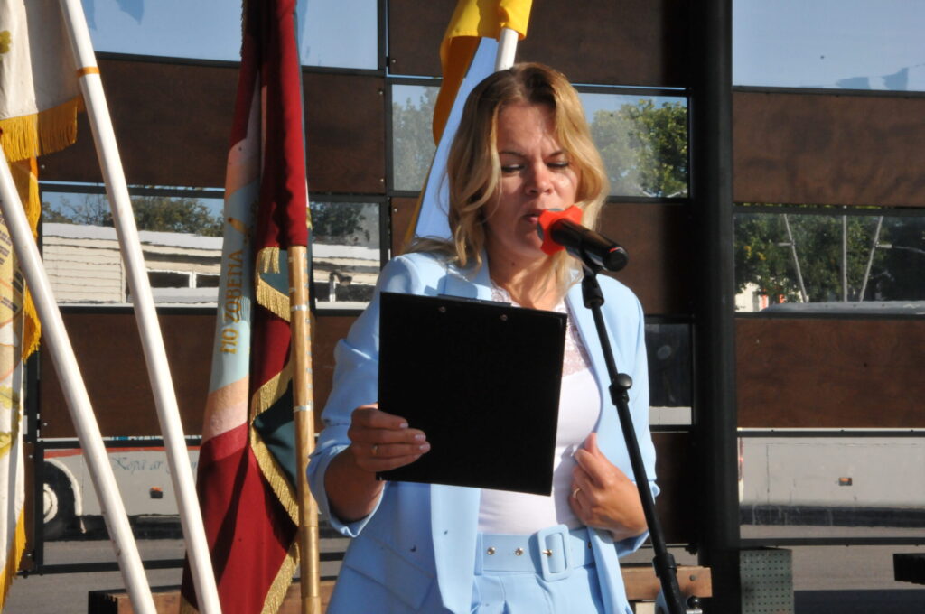 Svinīgo Zinības dienas pasākumu vadīja skolotāja Sandra Avota.