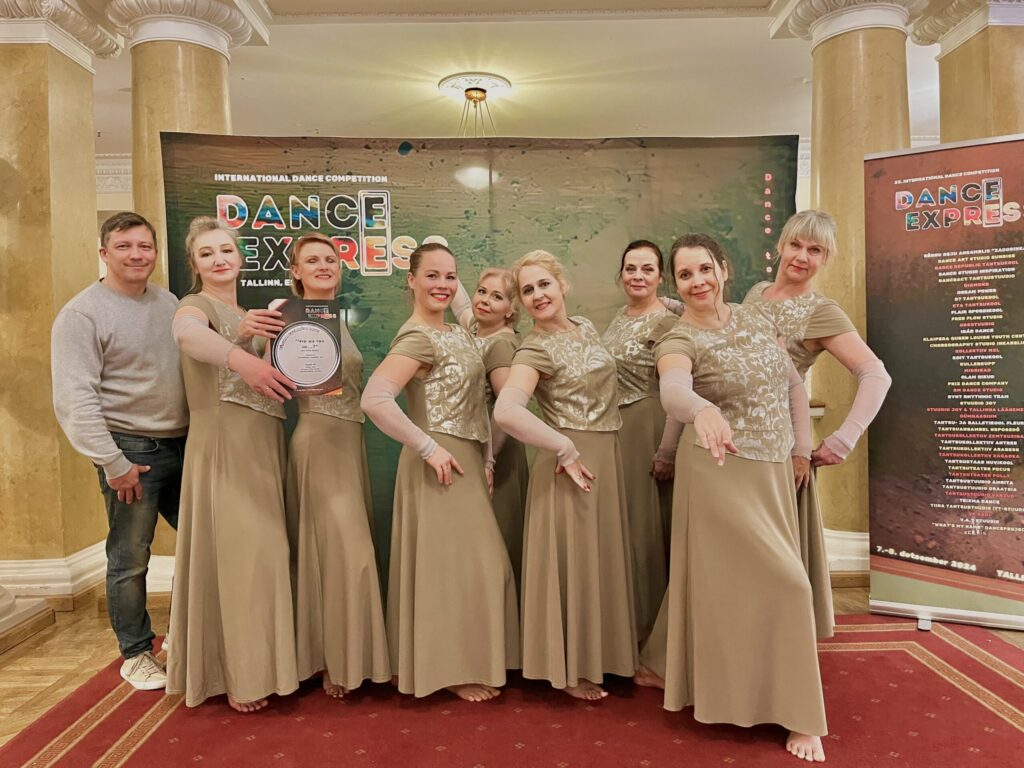 Sieviešu deju grupa kopā ar pedagogu Vadimu Šemeljovu Dance Express