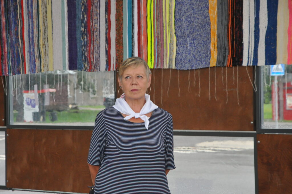 Valkas teātra aktrise Skaidrīte Bondare, sagaidot ciemiņus.