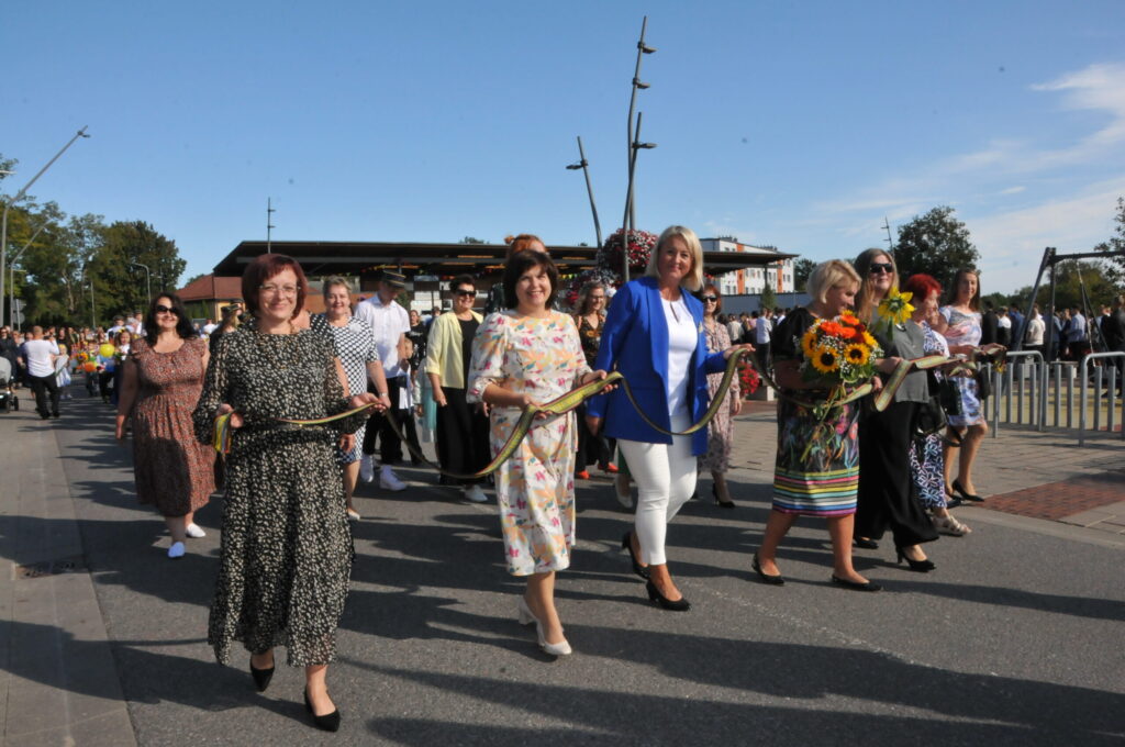 Kopīgā svētku gājiena priekšgalā devās ģimnāzijas skolotāji.