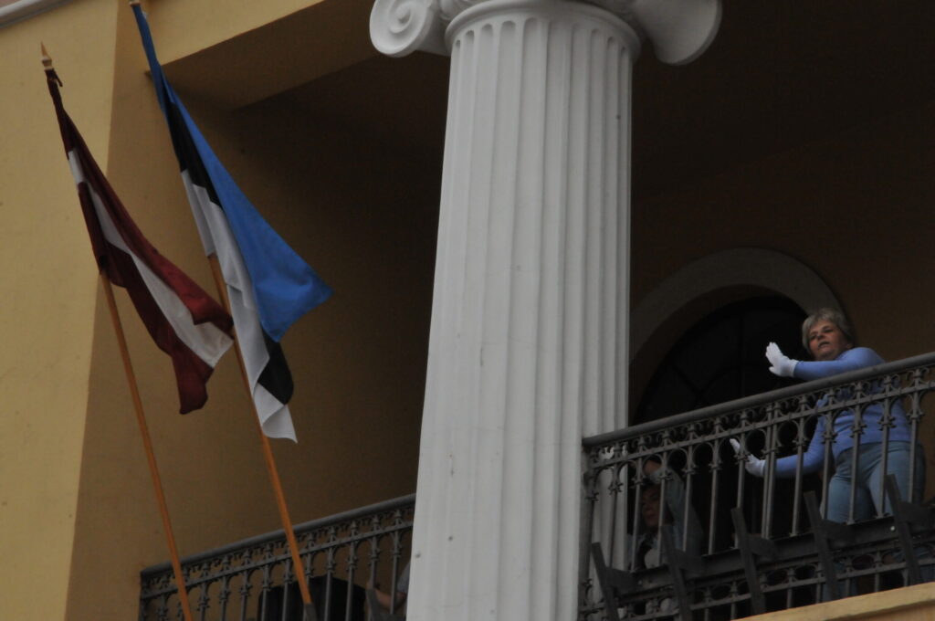 Svētdien Valkas J. Cimzes ģimnāzijas jauniešu deju kolektīva “Vendīgs” vadītāja Vineta Skutāne, skanot E. Dārziņa kompozīcijai “Melanholiskais valsis”, aicināja visus izkustēties.