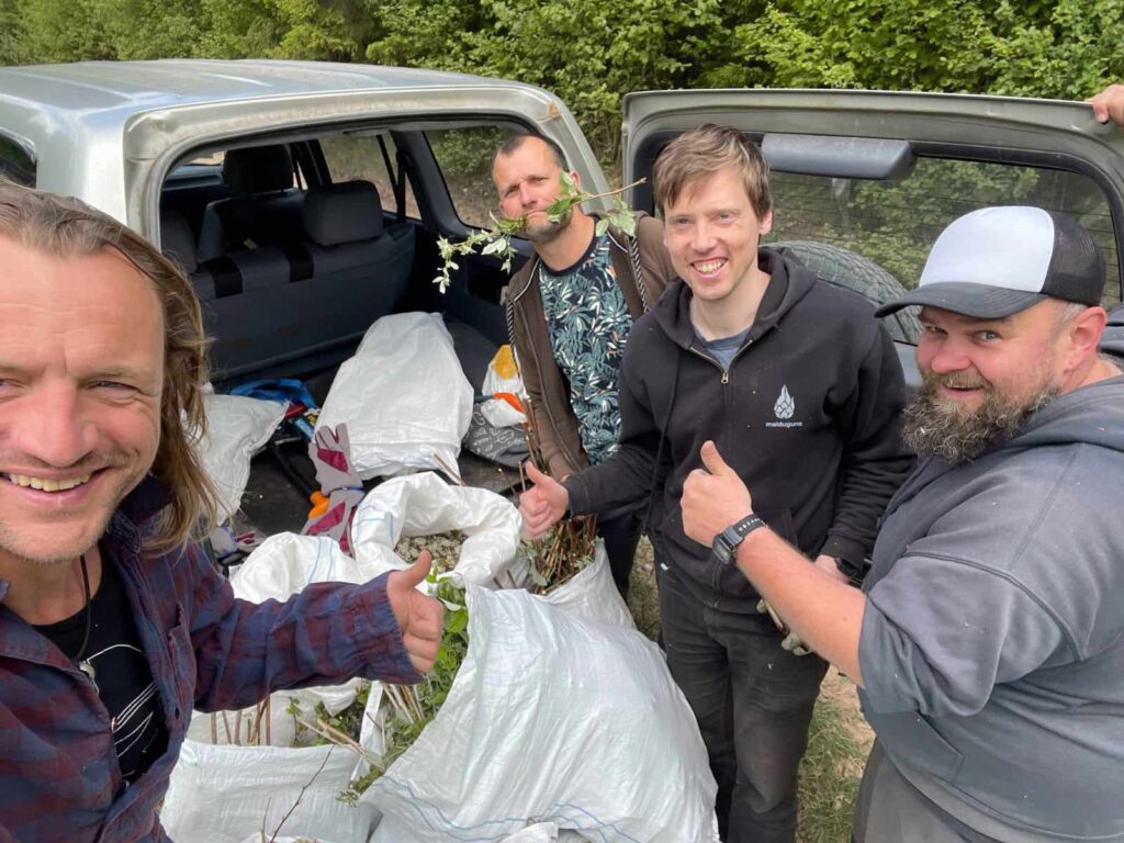 Tajā pašā gadā, kad “piedzima" “Labietis”, piedzima arī alus darītava “Malduguns” Raunā. Attēlā – Edgars Melnis un viņa kolēģi ciemos pie “Malduguns”, tā 10 gadu jubileju atzīmējot ar kopīgu avenāju un vaivariņu ziedu lasīšanu Raunas purvos un noslēgumā kopā uzbrūvējot alu.