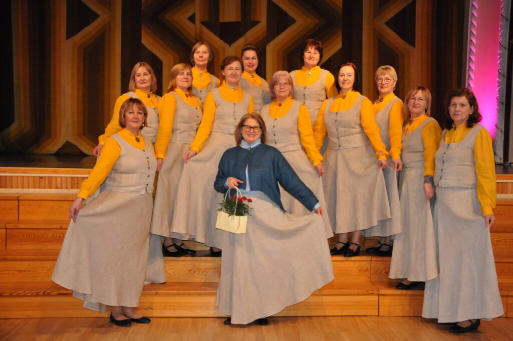 Vidzemes sieviešu koru salidojumā Valkā Smiltenes novada sieviešu koris “Trapene” diriģentes Ilzes Dāves (pirmajā rindā vidū) vienīgais izpildīja igauņu tautas dziesmu. Korī dzied arī bijusī valcēniete, ilggadējā J. Cimzes Valkas mūzikas skolas pedagoģe Inese Lečmane (trešajā rindā pirmā no labās).