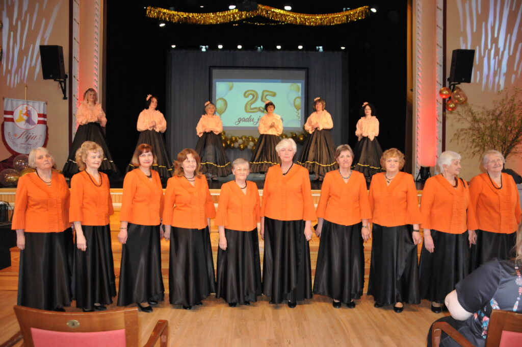 Sveikt “Aiju” 25 gadu jubilejā bija ieradusies arī Smiltenes senioru deju grupa “Smiltesele”.