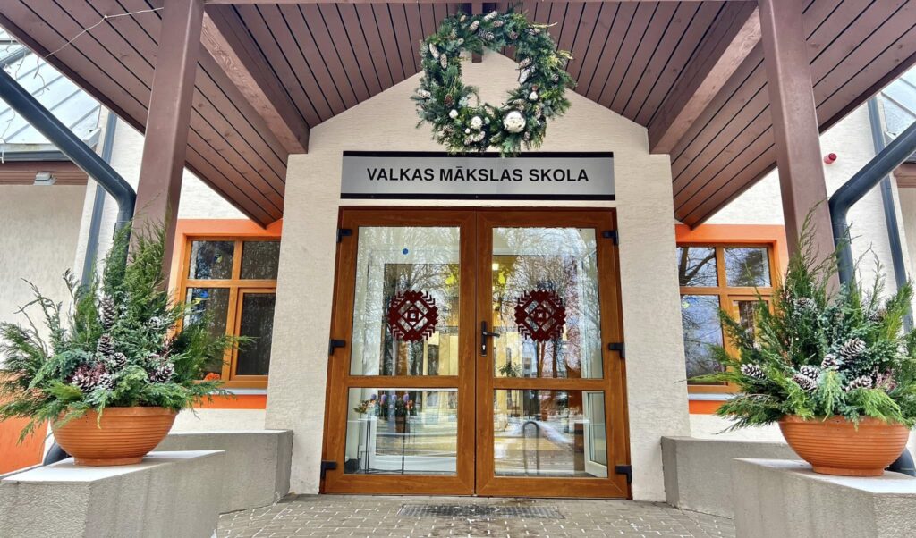 Gaumīgā un latviskā svētku rotā tērpusies arī Valkas mākslas skolas ēka.

Autors: FOTO: NO PERSONĪGĀ ARHĪVA