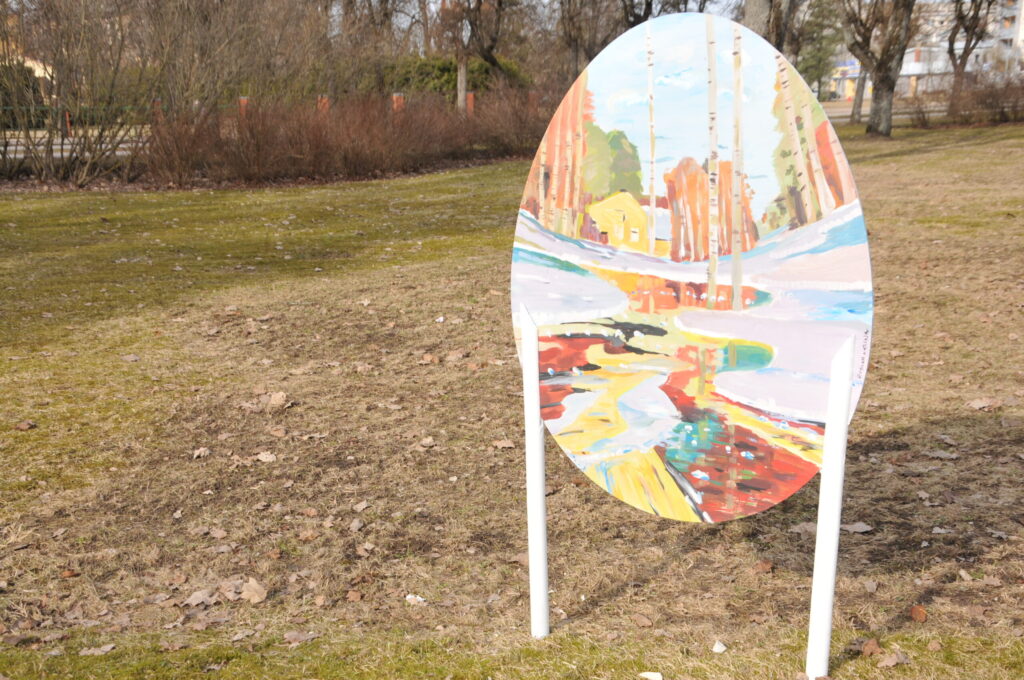 Lugažu laukumā iepretim mākslas skolai izvietoti desmit jauni svētku dekori – no abām pusēm apgleznotas Lieldienu olas. Jauno mākslinieku iedvesmai kalpojušas latviešu glezniecības lielmeistara Vilhelma Purvīša ainavas.