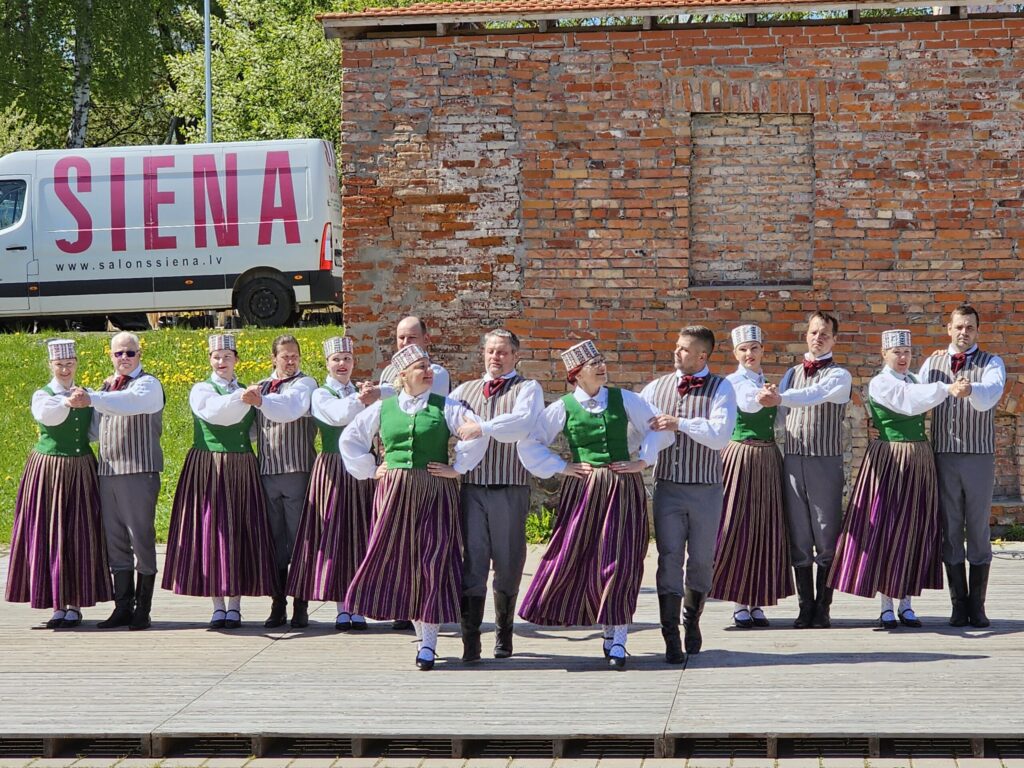 Valkas pagasta saieta nama “Lugažu muiža” vidējās paaudzes deju kolektīvs “Spriņģi” cēli un lepni izdejoja tautas deju soļus. 
Autors: FOTO: LĪGA ORLEANA