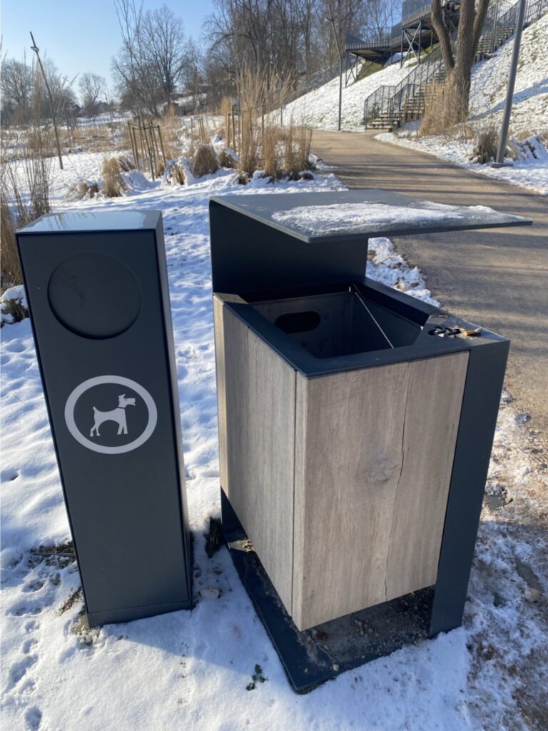 Pedeles dabas takā ir pieejamas speciālas urnas, kur izmest suņu atstātos ekskrementus.

Autors: FOTO: INGA KARPOVA