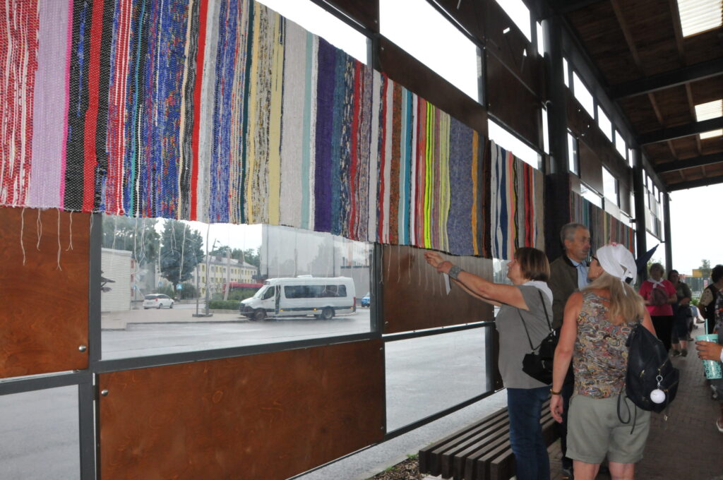 Par godu XV Latvijas amatierteātru svētkiem Valkas TLMS “Saulīte” noauda īpašu 15 metrus garu Latvijas amatierteātru “DNS kodu” no 322 amatierteātru iesūtītām izrāžu tērpu audekla strēmelēm.