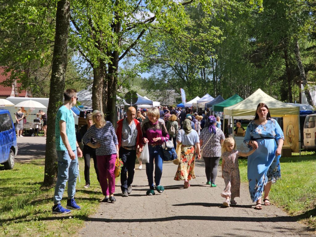 Amatnieku un mājražotāju tirdziņš bija plaši apmeklēts, piedāvājums – daudzpusīgs un katrs varēja iegādāties sev vēlamu lietu.