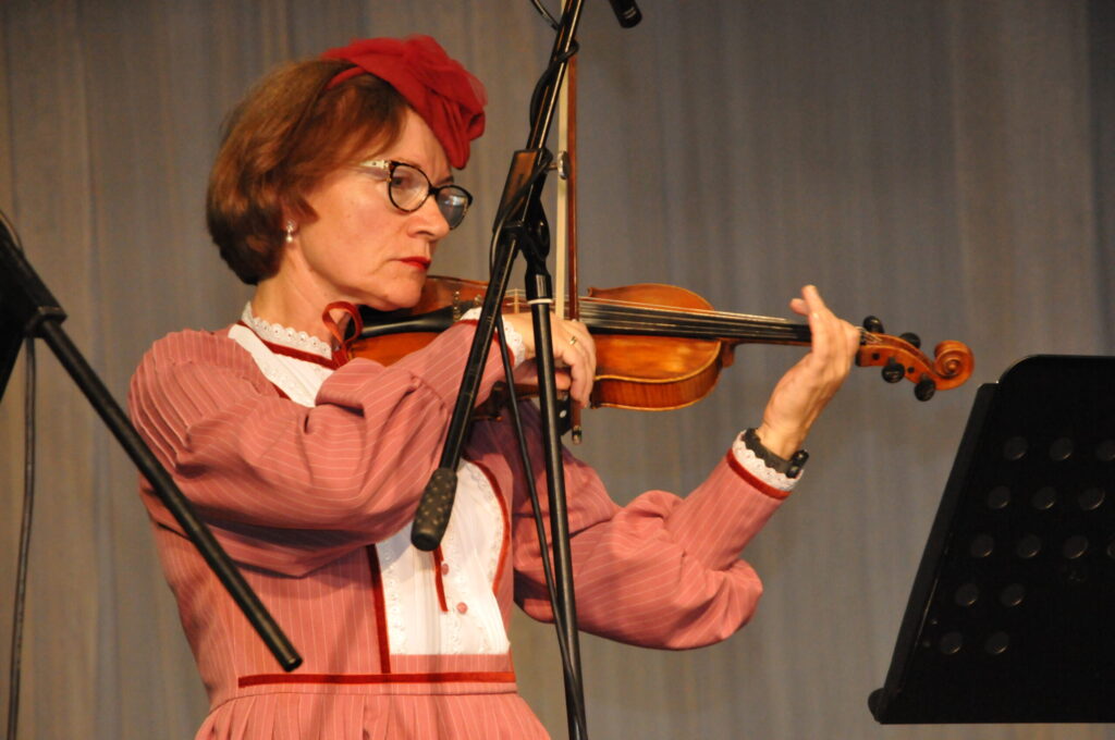 Valkas tautas mūzikas kapelas vadītāja Unda Ozoliņa atzīst, ka jutusies pagodināta piedalīties sadziedāšanās svētkos.