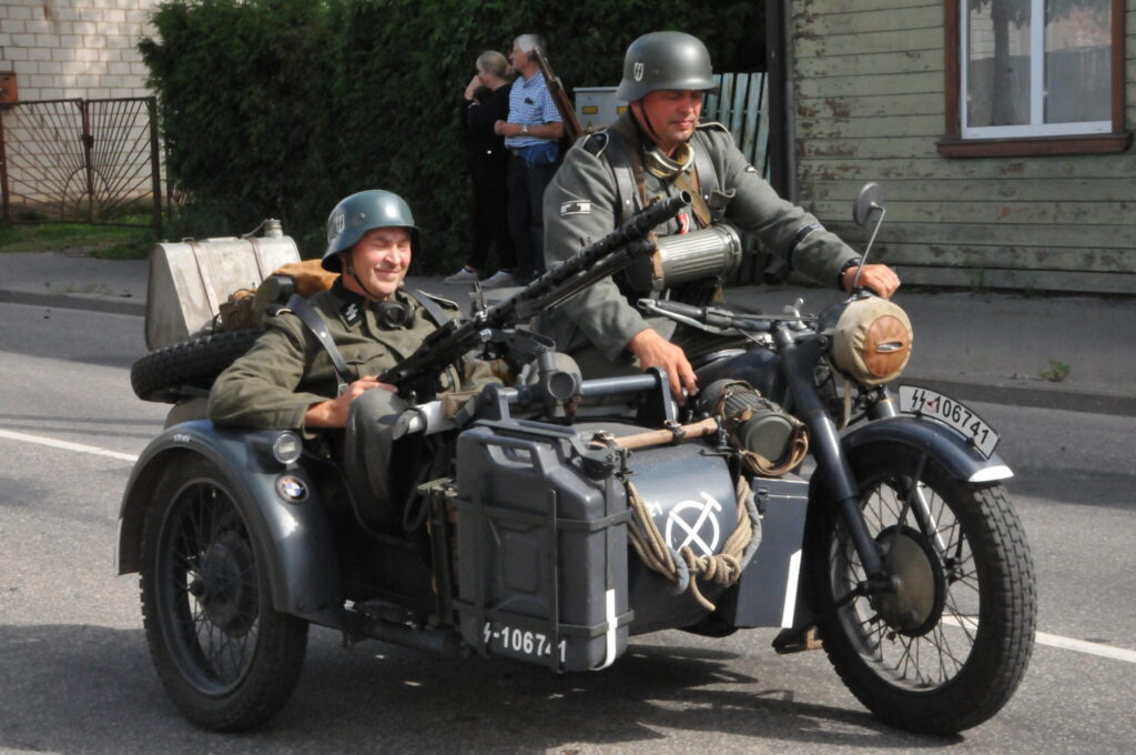 Parādi pavadīja īpaši aprīkoti vācu armijas motocikli ar atpazīšanas zīmēm.