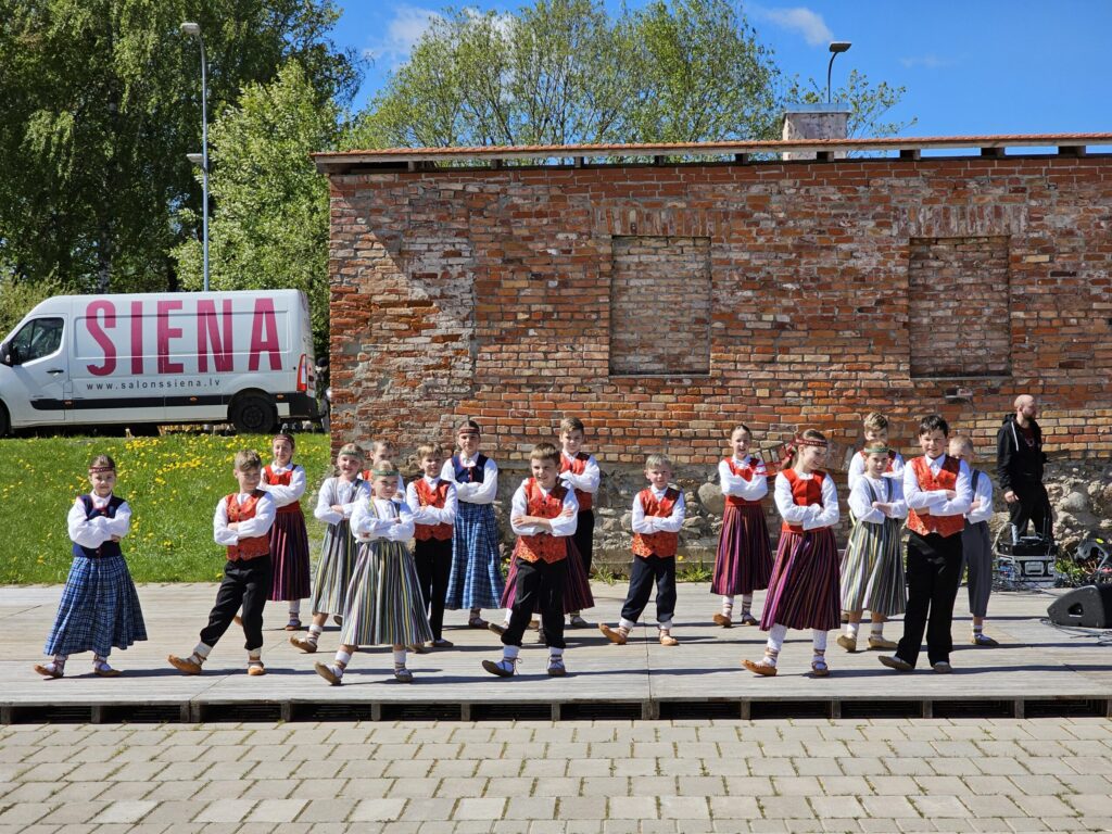 Valkas novada bērnu un jaunieši centra “Mice” 1.–4. klašu deju kolektīva “Vainadziņš” dejotāji iepriecināja ar raitu dejas soli. 
Autors: FOTO: LĪGA ORLEANA