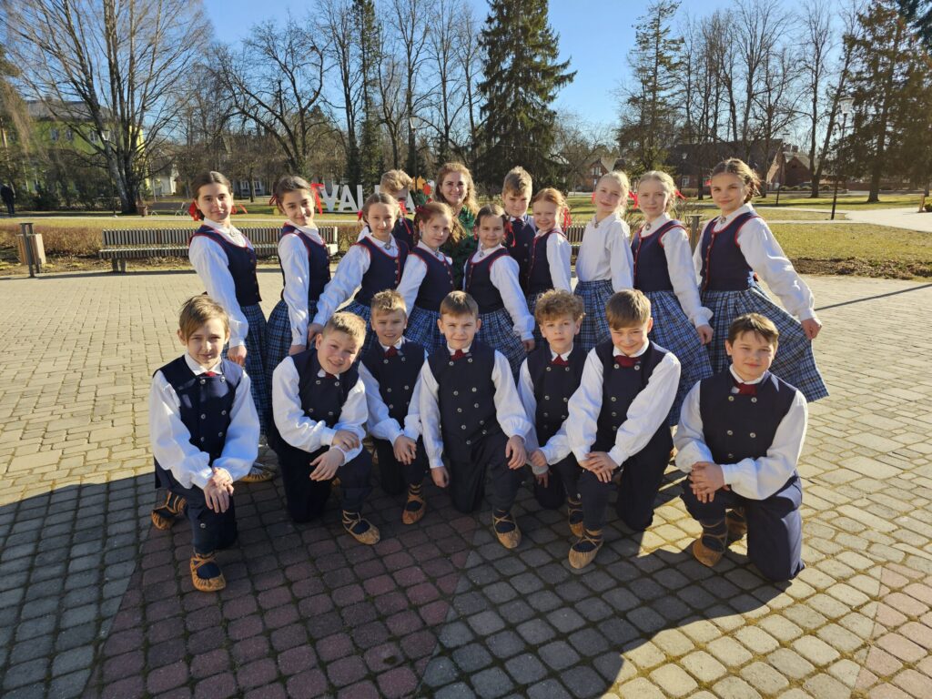 3.–6. klašu tautas deju kolektīvs “Vainadziņš” ļoti motivēti un nopietni gatavojas dalībai XIII Latvijas Skolu jaunatnes dziesmu un deju svētku lielkoncertā “Es atvēru Laimas dārzu”.