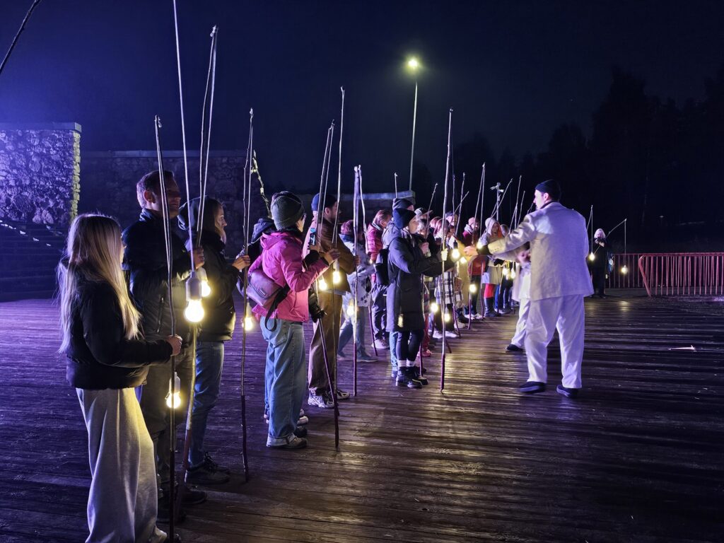 Šī piedzīvojuma paši emocionālākie brīži saistībā ar domām par cilvēkiem Mūžības dārzā izjūtami Valkas brīvdabas estrādē.