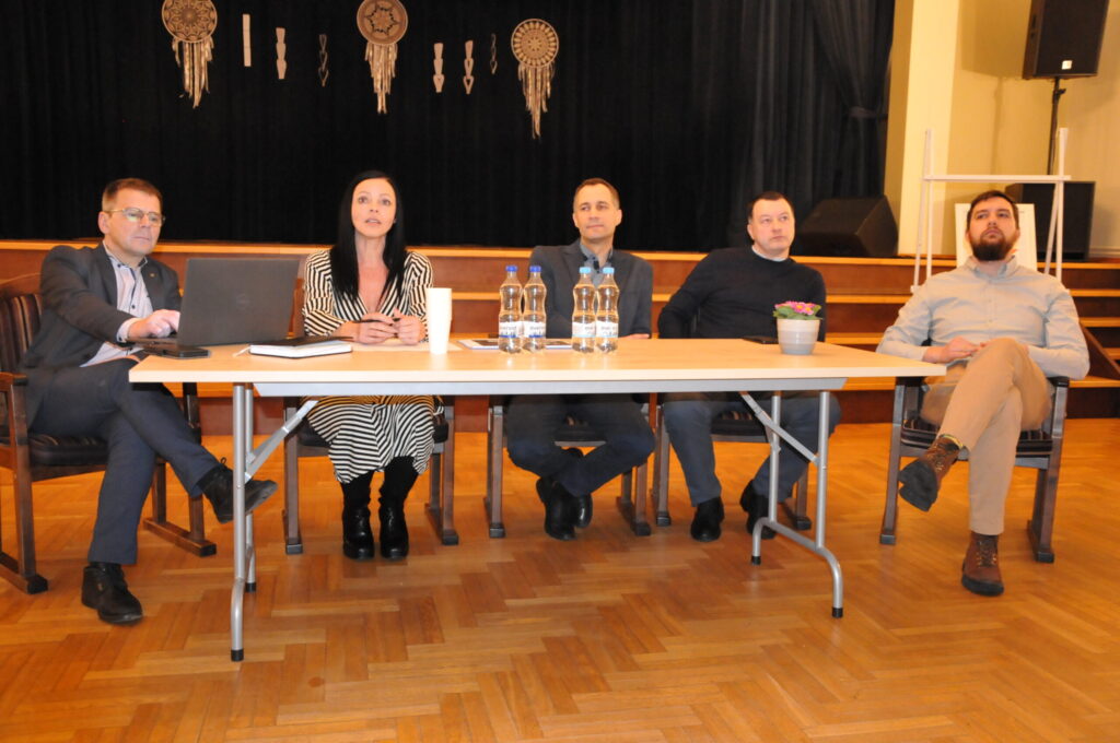 Ar Vijciema pagasta iedzīvotājiem tikās novada pašvaldības izpilddirektors, arī vijciemietis Valdis Šaicāns (pirmais no kreisās), novada pašvaldības priekšsēdētāja Gita Avote, viņas vietnieks Viesturs Zariņš, domes valdošās koalīcijas pārstāvis Agnis Birkavs un neatkarīgais deputāts Vilmārs Vesingi.