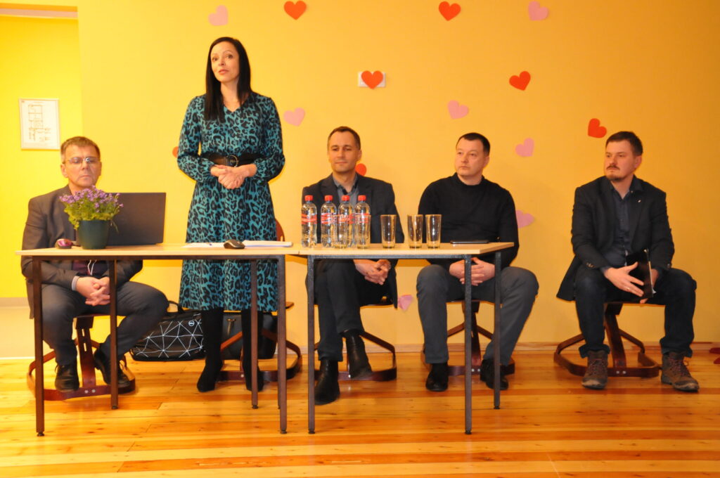 27. februārī ar Ērģemes pagasta iedzīvotājiem tikās un uz jautājumiem atbildēja Valkas novada pašvaldības vadība – izpilddirektors Valdis Šaicāns (no kreisās), novada pašvaldības priekšsēdētāja Gita Avote, priekšsēdētājas vietnieks Viesturs Zariņš, deputāts Agnis Birkavs un Ērģemes un Kārķu pagastu pārvalžu vadītājs Pēteris Pētersons.