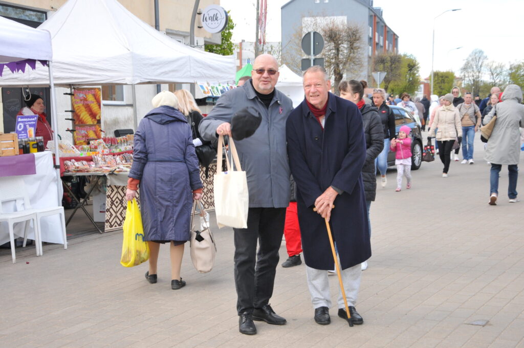 Kopā ar Ventu Armandu Kraukli tirgu apskatīja šīs idejas autors un rosinātājs dānis Ole Kristersens (no labās). 
Autors: FOTO: INGA KARPOVA