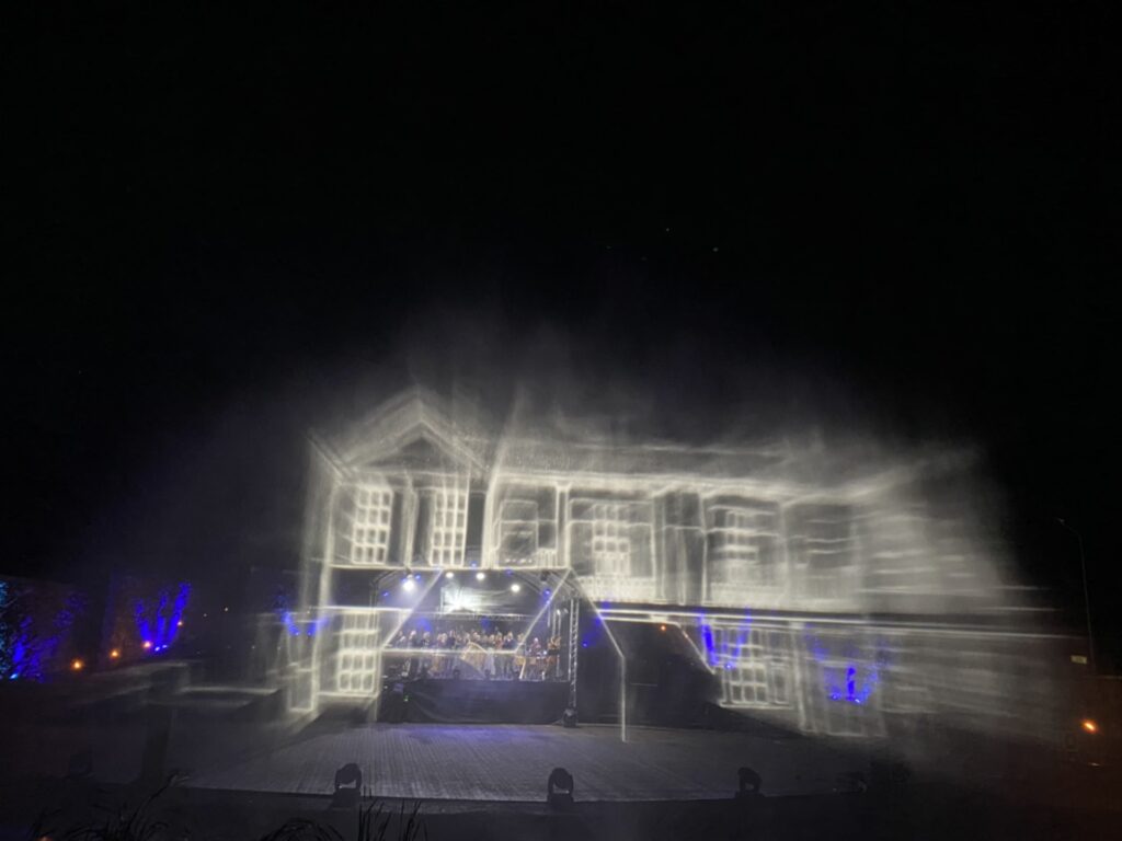 Piektdien, 9. augustā, pulksten 22 Valkas brīvdabas estrādē notiekošajā koncertteiksmā “Pedele. Citāds ceļš” Pedeles upes pilienos redzamās videoprojekcijas lika aizrauties elpai.