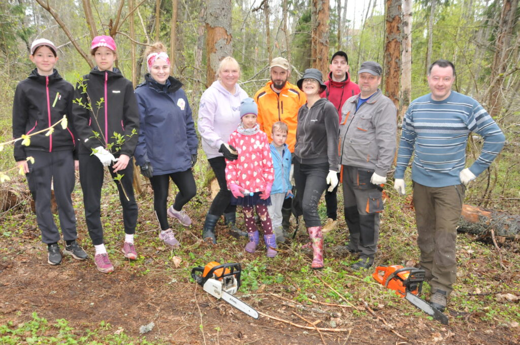 Valkas novada pašvaldības otra čaklo talcinieku kompānija – domes deputāts Agnis Birkavs (pirmais no labās), Attīstības, projektu un tūrisma nodaļas teritorijas plānotājs Ingars Siliņš, Attīstības, projektu un tūrisma nodaļas vadītājs Toms Simtiņš, izpilddirektora palīdze Inguna Medne, Juridiskās nodaļas vadītājas vietnieks Aleksandrs Golubovs kopā ar saviem četriem bērniem, Grāmatvedības un finanšu nodaļas vadītāja Ilze Grandava un projektu vadītāja Inga Aleksejeva strādāja ar krūmiem aizaugušā Mežaparka teritorijā. Darbs bija fiziski smags, bet kopā padarīts daudz.