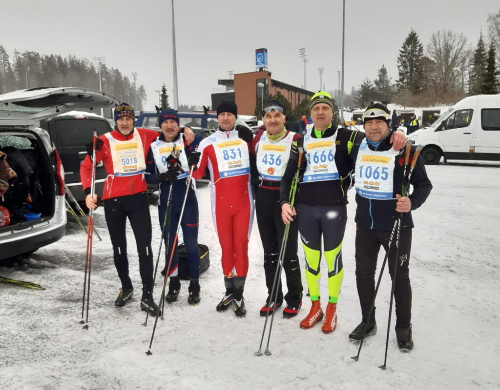 Autors: 48.Tartu maratona M70 grupas trešās vietas ieguvējs Andris Dainis (pirmais no kreisās) kopbildē ar Vairi Kraukli, Aināru Mazuru, Leonu Seškenu, Aldi Galgānu un Aivaru Krastiņu. Foto: No personīgā arhīva