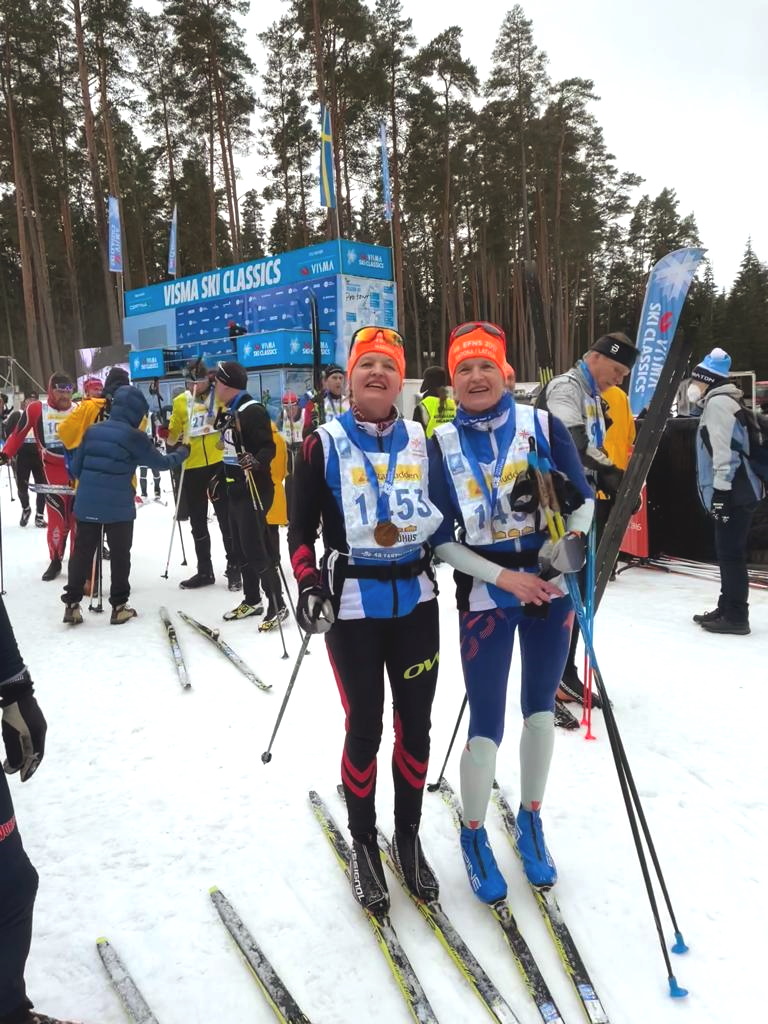 Autors: Elita Zālīte (Nr.1453) un Žanete Leimane (Nr.1452) ar 48.Tartu maratona medaļām. Foto: No personīgā arhīva