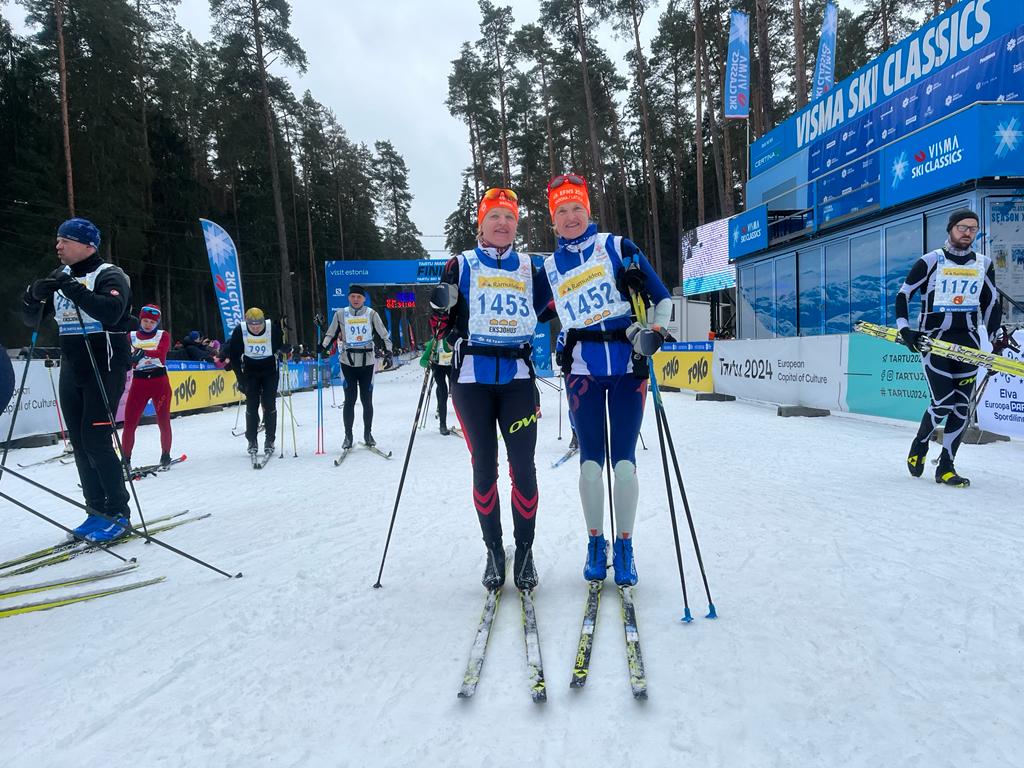 Autors: Elita Zālīte (Nr.1453) un Žanete Leimane (Nr.1452) pēs finišēšanas 48.Tartu maratonā. Foto: No personīgā arhīva