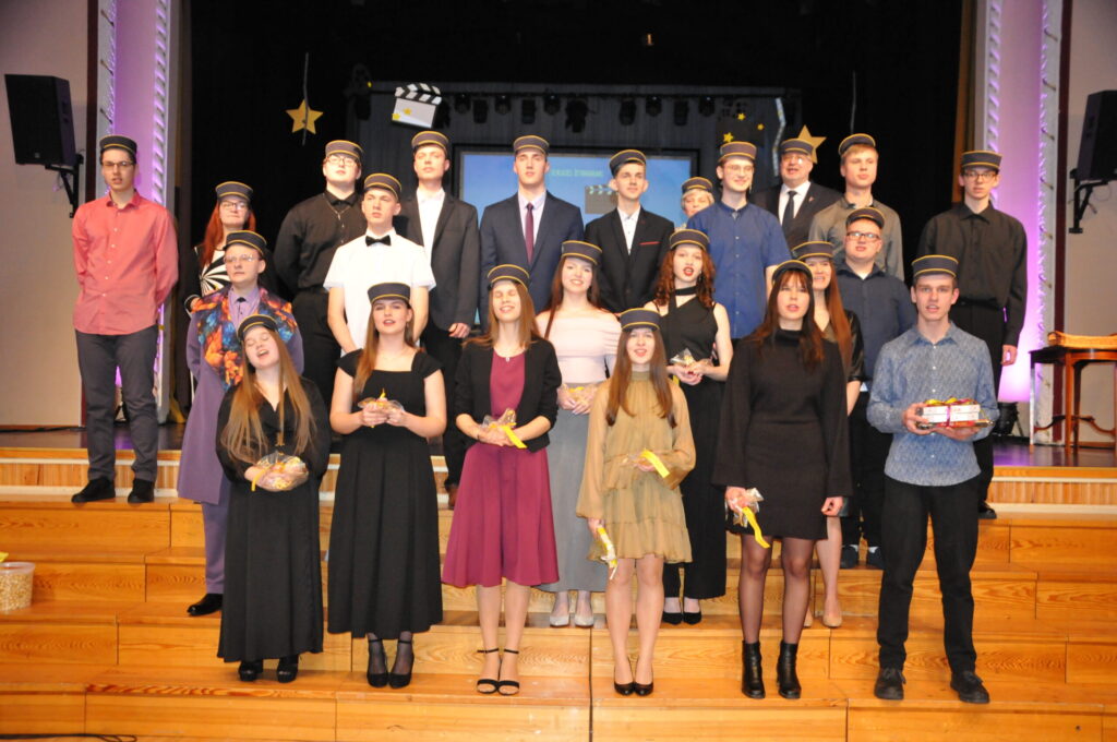 Valkas J. Cimzes ģimnāzijas 12. klase ir dziedoša un kustīga, jo žetonvakarā jaunieši gan dziedāja, gan arī dejoja.
Autors: FOTO: INGA KARPOVA