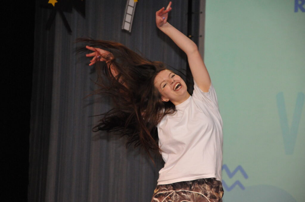 Starpbrīžos ar ugunīgām dejām iepriecināja ukrainiete Marija Tiniakova, kura ir apguvusi latviešu valodu un absolvēs 12. klasi.