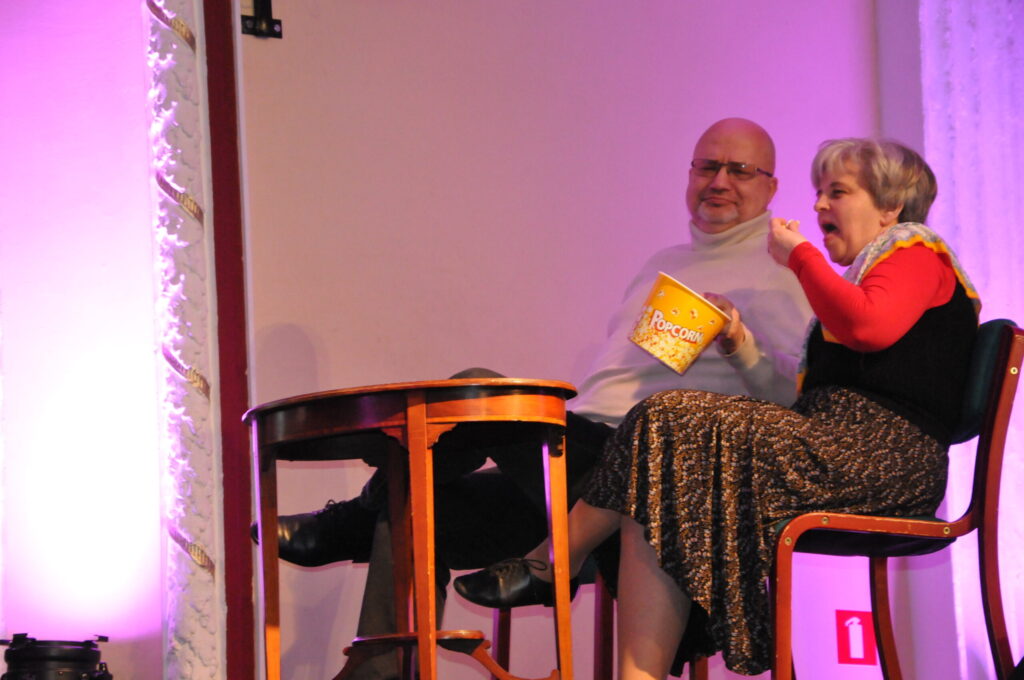 12. klases audzinātāji Vineta Skutāne un Vents Armands Krauklis ne tikai mielojās ar popkornu, bet arī paši uzvedumā atveidoja savas lomas.