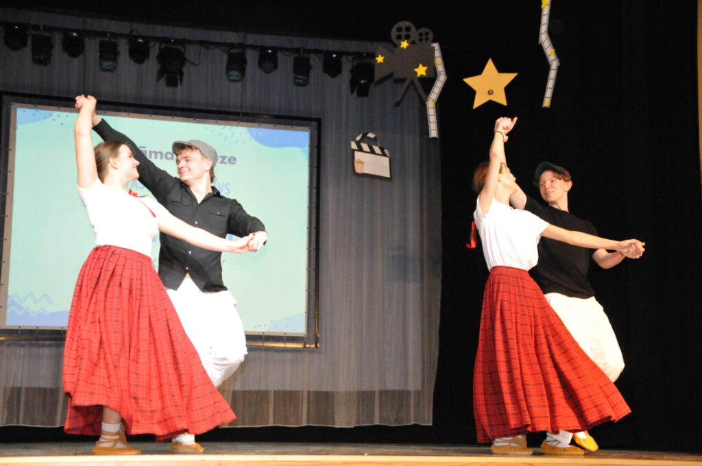 Valkas J. Cimzes ģimnāzija nav iedomājama bez jauniešu deju kolektīva “Vendīgs” priekšnesumiem.