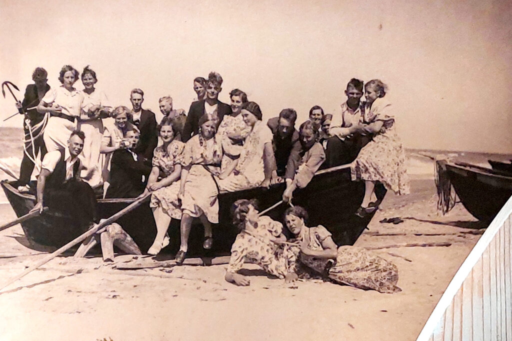 Saglabājusies vienīgā fotogrāfija, kurā redzama ziemupnieku laiva. 1939. gads. Ar šo fotogrāfiju sācies “Jūras mājas” stāsts.