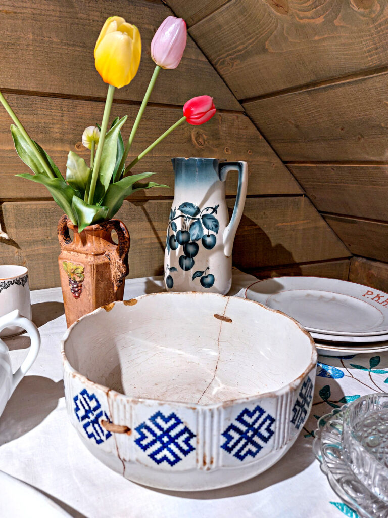 Gide saka, ka ziemupnieki bijuši ļoti nabadzīgi un tāpēc taupīgi. “Bļoda sašūta ar 101 diedziņu,” viņa saka.